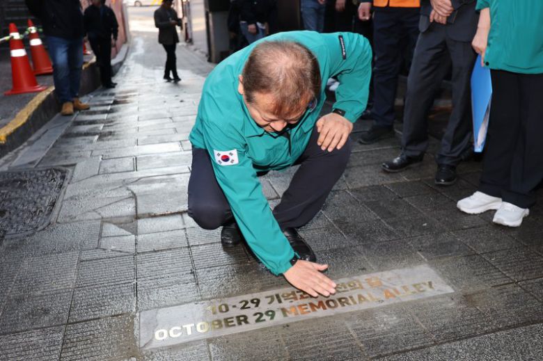 이상민 행정안전부 장관이 지난해 10월 28일 서울 용산구 이태원 참사 현장에 마련된 '10·29 기억과 안전의 길'을 방문해 현장을 점검하고 있다. 연합뉴스