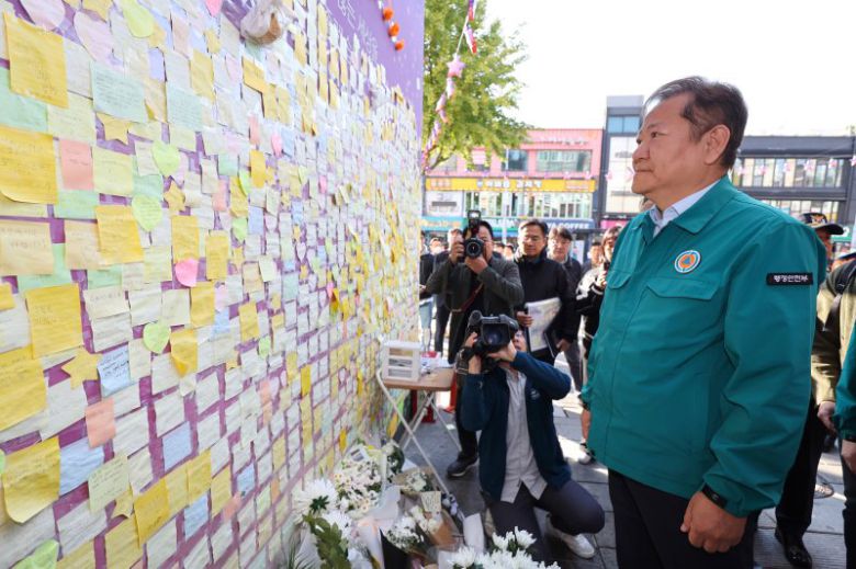 이상민 행정안전부 장관이 지난해 10월 28일 핼러윈 기간 인파관리 현장점검을 위해 서울 용산구 이태원을 방문해 참사현장에 마련된 추모공간에 헌화 후 추모의 글을 바라보고 있다. 뉴스1