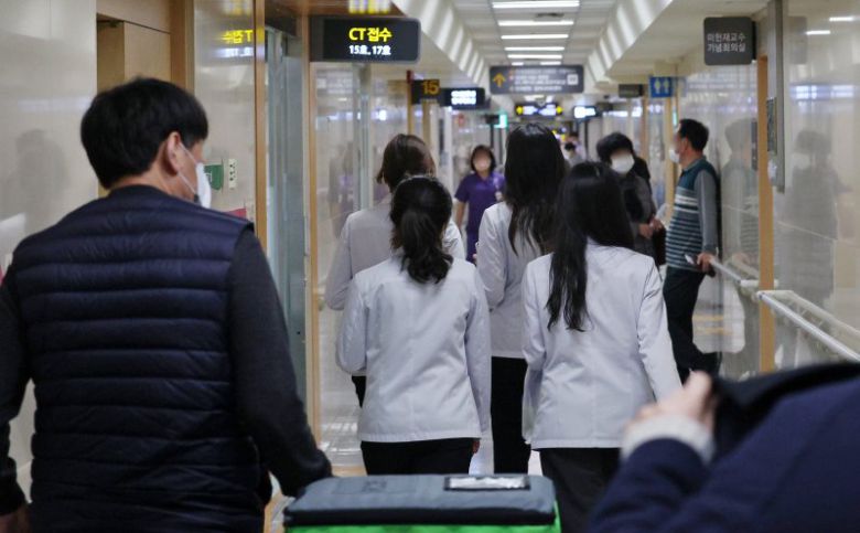 이른바 '빅5' 병원 전공의 집단 진료중단을 앞둔 19일 오전 서울시내 한 병원에서 의료진들이 이동하고 있다. 서울대·세브란스·삼성서울·서울아산·서울성모병원 전공의 전원이 사직서를 제출하고 20일 오전 6시 이후 근무를 중단하기로 결정했다. 뉴스1화상                                    김진표 국회의장이 19일 오후 서울 여의도 국회에서 열린 제413회국회(임시회) 1차 본회의에서 국무총리 및 국무위원 출석 요구의 건, 국무총리·국무위원 및 정부위원 출석요구의 건을 상정 하고 있다. 뉴시스화상