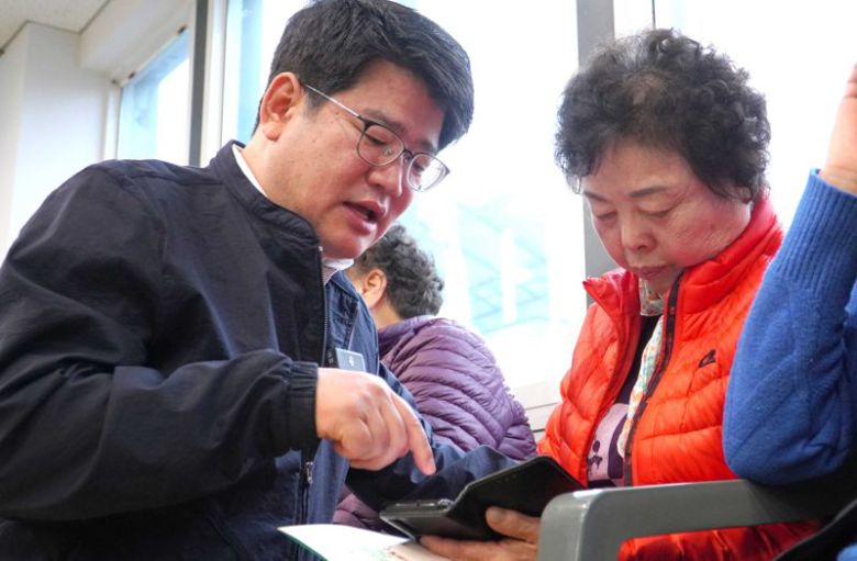 권재한 농림축산식품부 농업혁신정책실장은 충남 부여군 규암면 합송1리 마을회관을 찾아 농업인들에게 기본형공익직불금 스마트폰을 활용한 비대면 1대 1 신청 방법을 알려주고 있다. 농림축산식품부 사진 제공