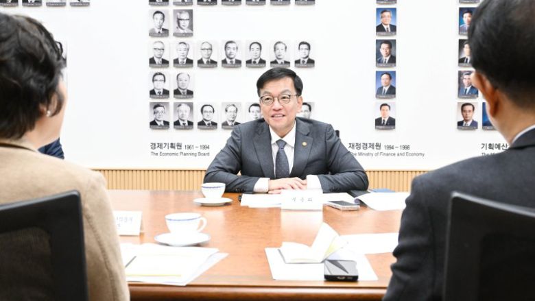 [세종=뉴시스]최상목 경제부총리 겸 기획재정부 장관은 22일 정부세종청사에서 물가안정 관련 현안 간담회를 갖고 농축수산물·석유류, 서비스 등 주요 품목별 물가 동향과 수급 여건 등을 점검했다.(사진=기획재정부) *재판매 및 DB 금지 /사진=뉴시스