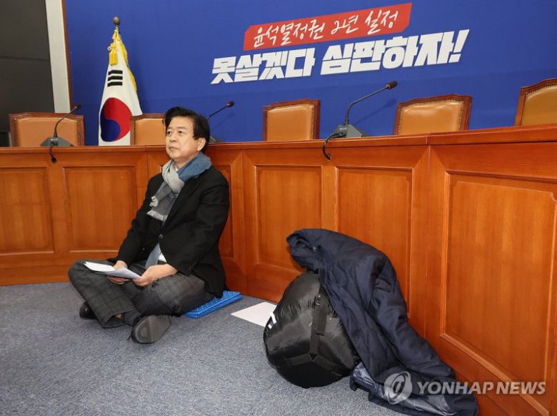 더불어민주당 노웅래 의원이 22일 국회 당 대표 회의실에서 농성을 벌이고 있다. 이날 공천관리위원회의 발표에 따라 사실상 '컷오프'(공천 배제)된 노 의원은 이곳에서 단식 농성에 돌입하겠다고 말했다.