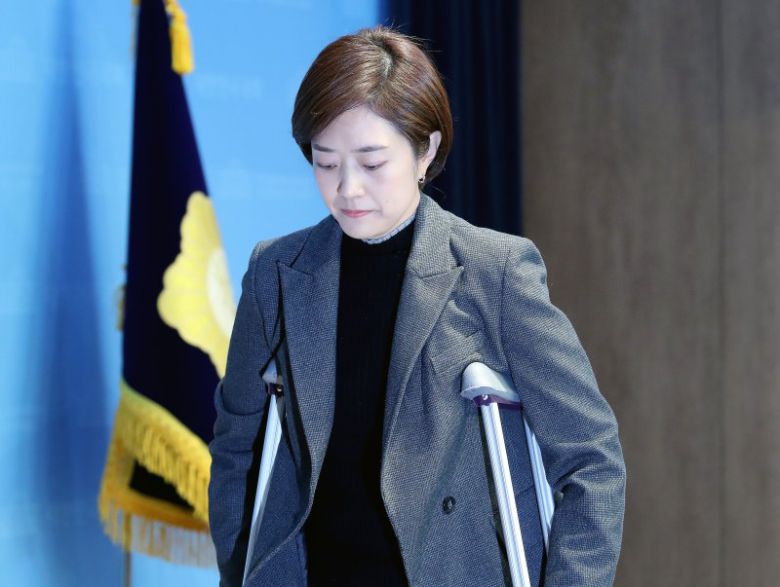 고민정 더불어민주당 최고위원이 27일 오후 서울 여의도 국회 소통관에서 열린 공천 갈등과 관련한 최고위원 사퇴 기자회견을 마치고 이동하고 있다. 2024.2.27/뉴스1 /사진=뉴스1화상