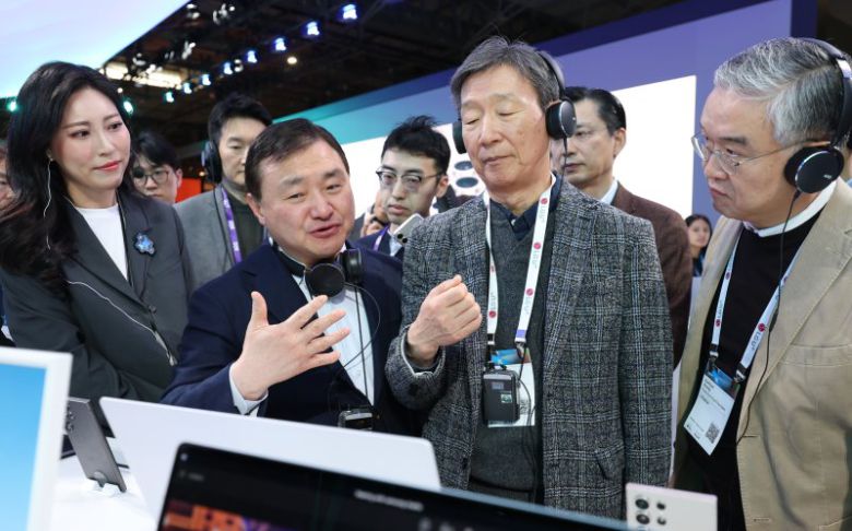 황현식 LG유플러스 대표(왼쪽 두 번째)와 노태문 삼성전자 MX부문 사업부장(사장, 왼쪽 세 번째)이 27일(현지시간) 스페인 바르셀로나 피라 그란 비아에서 열린 세계 최대 이동통신 전시회 'MWC 2024' 전시장에서 삼성전자 부스를 둘러보며 대화하고 있다. 사진공동취재단