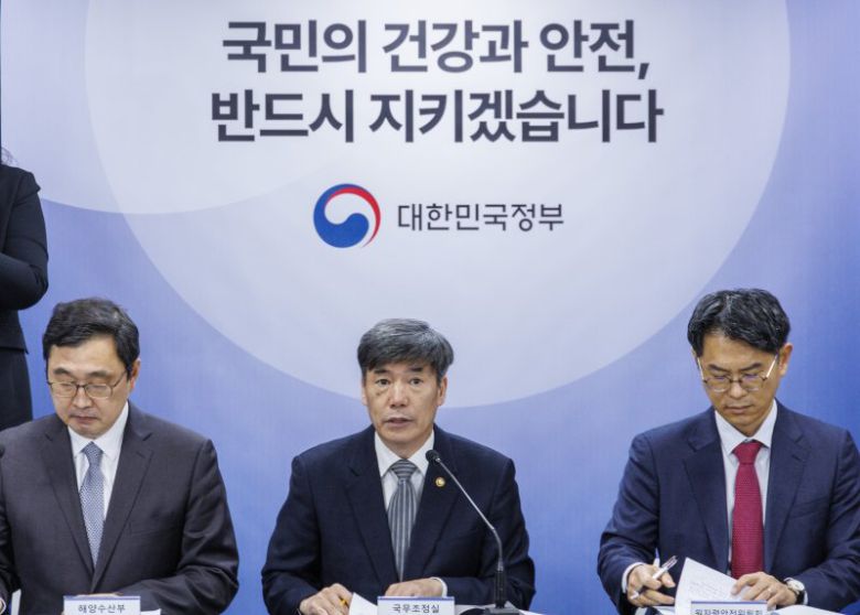 후쿠시마 현지 배기구 오염수 누출 대응 조치 설명하는 박구연 1차장 (서울=연합뉴스) 황광모 기자 = 박구연 국무조정실 1차장(가운데)이 19일 오전 서울 종로구 정부서울청사에서 열린 후쿠시마 원전 오염수 관련 정례브리핑에 참석해 지난 7일 후쿠시마 현지에서 발생한 배기구 오염수 누출 관련 일본측 조치사항에 대해 설명하고 있다. 2024.2.19 hkmpooh@yna.co.kr (끝) /사진=연합 지면화상