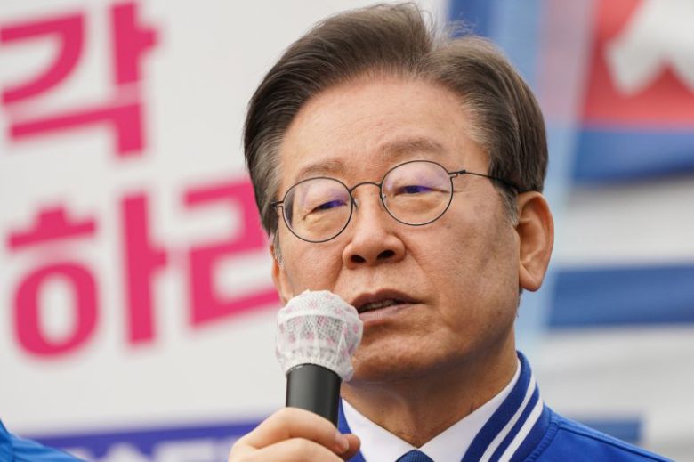 이재명 더불어민주당 대표가 7일 오전 경기도 양평군청 앞에 마련된 서울·양평 고속도로 국정농단 진상규명 촉구 농성장 앞에서 열린 양평고속도로 특혜의혹 규탄 기자회견에서 발언을 하고 있다. 뉴시스