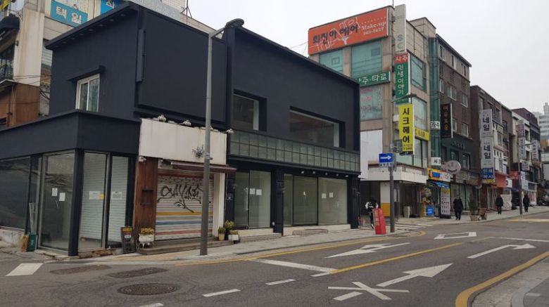 6일 서울 서대문구 이대 골목의 한 상가 전체에 임대 안내문이 붙어있다. /사진=김수연 기자