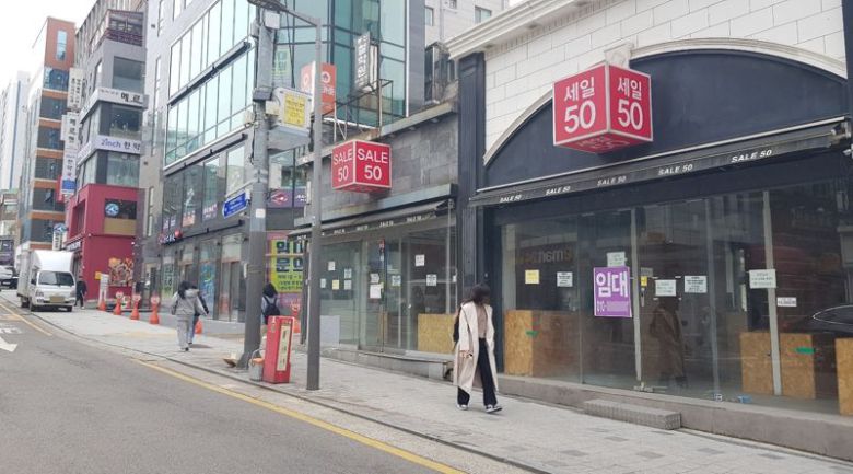 6일 서울 서대문구 이화여대길 도로변에 위치하고 있는 상가들이 텅 비어있다. 곳곳에 임대 안내 현수막이 걸려있고, 지나는 시민들은 바쁘게 발걸음을 옮기고 있다. /사진=김수연 기자