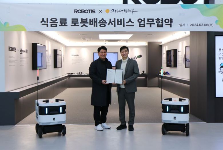 로보티즈 김병수 대표(오른쪽)와 커피에반하다 임은성 대표가 지난 6일 로보티즈 본사에서 '무인 식음료 점포 운영 및 솔루션 개발' 사업을 위한 업무협약을 체결한 뒤 기념촬영을 하고 있다. 로보티즈 제공