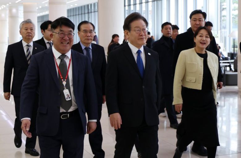 이재명 더불어민주당 대표(앞줄 가운데)가 7일 오후 경기 이천시 SK하이닉스에서 김동섭 사장(앞줄 왼쪽)과 반도체 정책간담회장으로 이동하고 있다. 연합뉴스