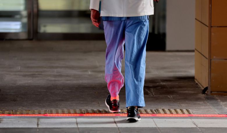 [대구=뉴시스] 이무열 기자 = 전공의 집단행동이 장기화되고 있는 7일 대구 한 대학병원에서 의료진이 이동하고 있다. 2024.03.07. lmy@newsis.com /사진=뉴시스