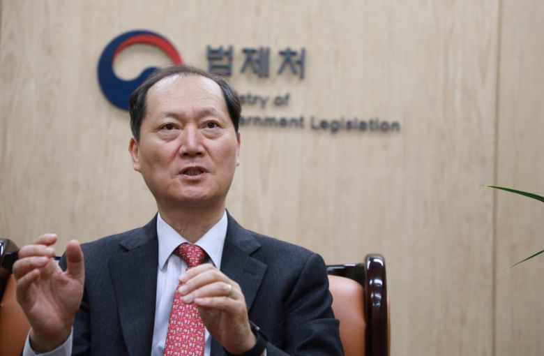 이완규 법제처장이 세종정부청사 법제처 집무실에서 파이낸셜뉴스와 인터뷰를 가졌다. 법제처 제공