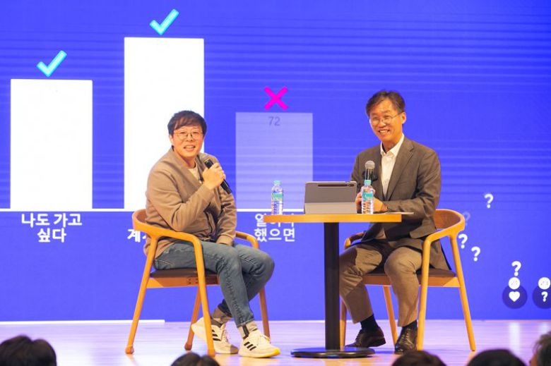 최우형 케이뱅크 행장이 지난 1월 열린 전직원 회의인 소통미팅에 참석해 임직원들의 질문을 받았다. 케이뱅크 제공                                    케이뱅크 제공