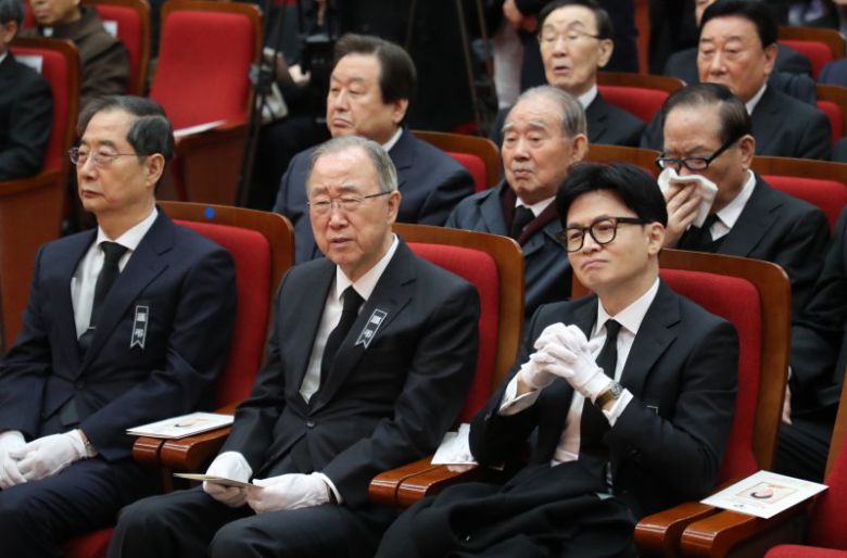 손명순 영결식서 추모사 경청하는 韓 한덕수 국무총리, 반기문 전 유엔사무총장, 한동훈 국민의힘 비대위원장(앞줄 왼쪽부터)이 11일 오전 서울 동작구 국립서울현충원 현충관에서 열린 고 김영삼 전 대통령의 부인 고 손명순 여사의 영결식에서 김현철 김영삼민주센터 이사장의 추모사를 경청하고 있다. 뉴시스