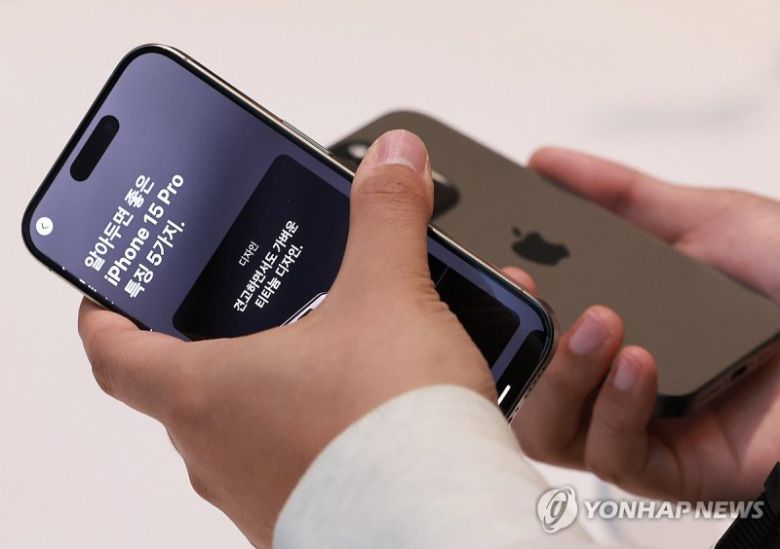 아이폰15 시리즈, 바뀐 부분은? (서울=연합뉴스) 홍해인 기자 = 애플 아이폰 15 시리즈 및 애플 워치 국내 공식 출시일인 13일 서울 중구 명동 애플스토어에서 한 고객이 제품을 살피고 있다. 2023.10.13 hihong@yna.co.kr (끝)