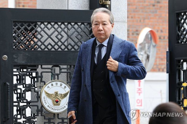 주수호 대한의사협회 비상대책위원회 언론홍보위원장이 11일 오전 고소인 조사에 출석하려고 서울 종로구 서울경찰청 자하문로별관 사이버수사과로 향하고 있다./사진=연합뉴스