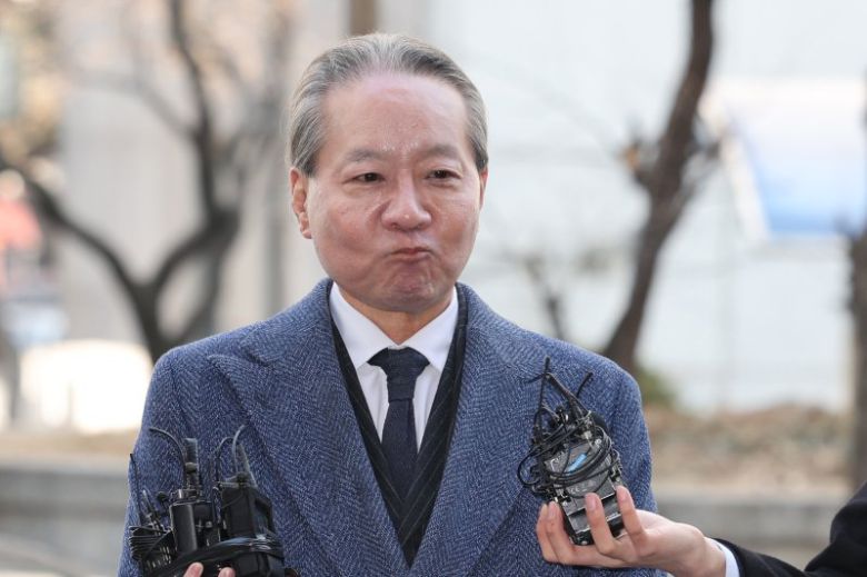 '전공의 집단사직 공모' 혐의를 받는 주수호 대한의사협회 비상대책위원회 언론홍보위원장이 14일 오전 휴대전화 포렌식 참관을 위해 서울 마포구 서울경찰청 공공범죄수사대로 출석하고 있다. 2024.3.14/뉴스1