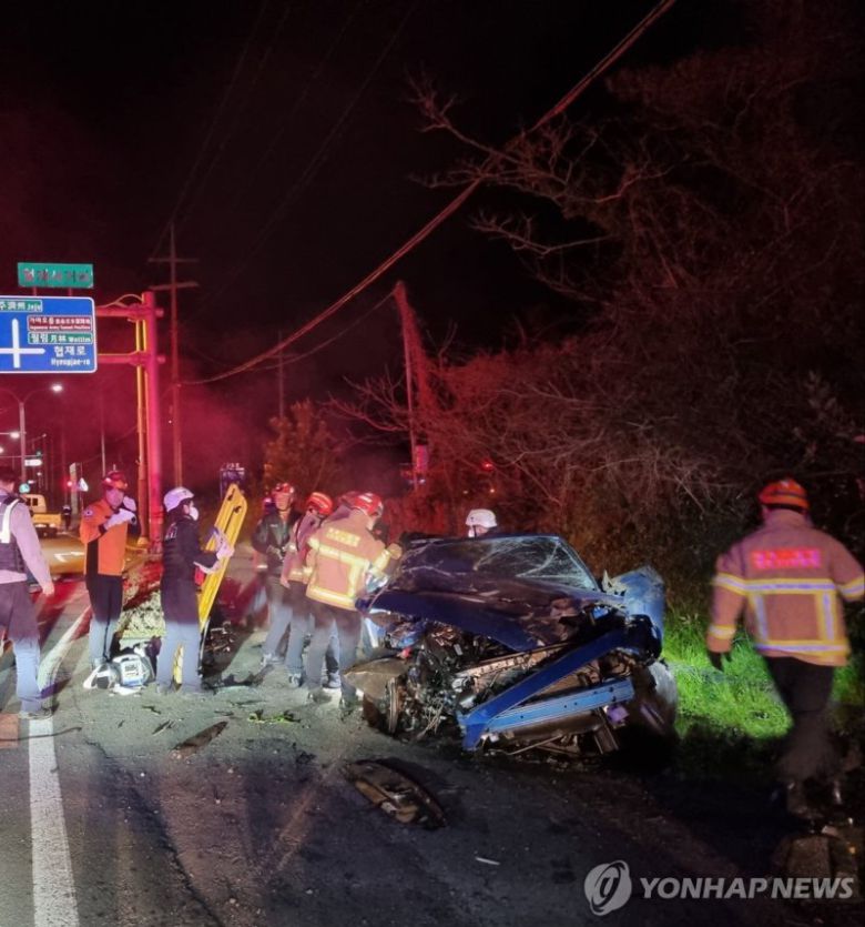 15일 오후 11시 47분 제주시 한림읍 협재사거리 인근 도로에서 렌터카 승용차가 전봇대를 들이받는 사고를 냈다. 연합뉴스