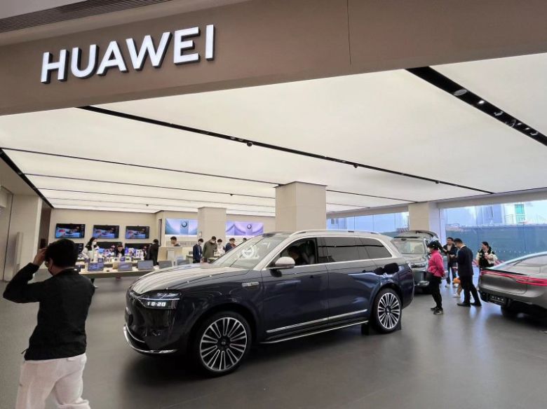 17일 중국 베이징 왕징 카이더몰 1층에 위치한 화웨이 매장을 찾은 소비자들이 전시된 스마트형 전기자동차(EV)를 둘러보고 있다. 사진=이석우 특파원