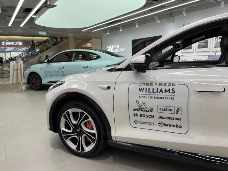 화웨이 매장 건너편에는 상하이자동차와 알리바바 그룹이 협력해 만든 스마트형 EV 즈지의 모델들이 전시돼 있다. 사진=이석우 특파원