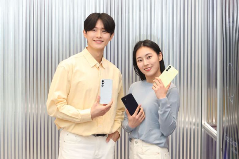 삼성전자 모델들이 18일 국내 출시되는 '갤럭시 A15 LTE'를 소개하는 모습. 삼성전자 제공