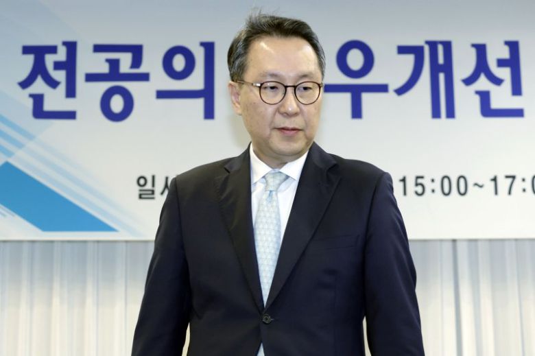 박민수 보건복지부 제2차관이 21일 서울 중구 프레지던트 호텔에서 열린 '전공의 처우개선 논의를 위한 전문가 토론회'에 참석해 인사말을 마치고 자리로 향하고 있다. 뉴시스