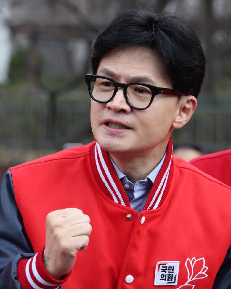 [안양=뉴시스] 조성봉 기자= 한동훈 국민의힘 비대위원장이 20일 경기 안양시 초원어린이공원에서 거리연설을 하고 있다.(공동취재) 2024.03.20. photo@newsis.com /사진=뉴시스