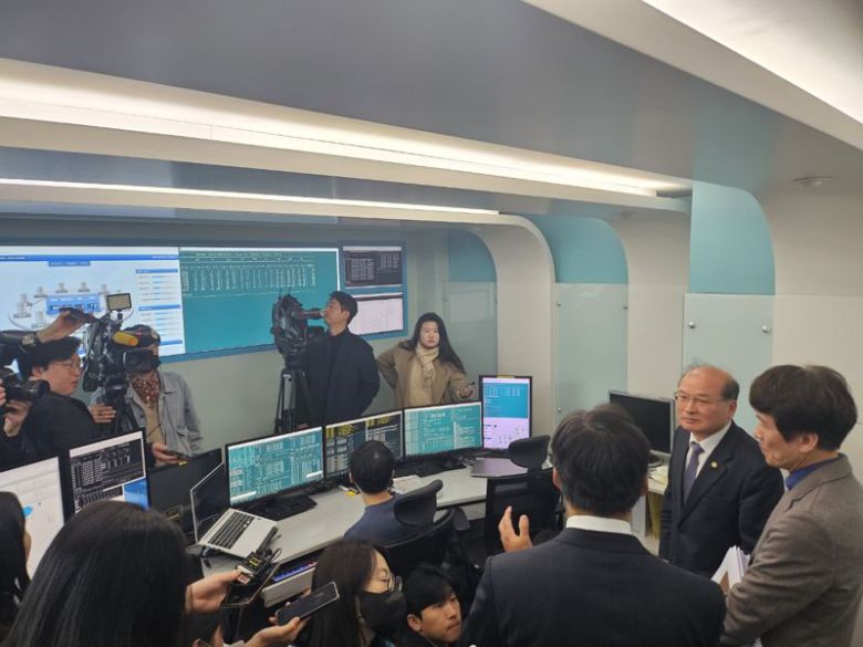 이상인 방송통신위원회 부위원장이 21일 서울 강남구 한국통신사업자연합회(KTOA)를 방문해 번호이동관리센터를 살펴보고 있다. 사진=김준혁 기자