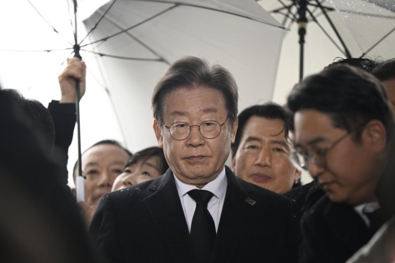 이재명 더불어민주당 대표가 5일 오전 광주 북구 운정동 국립5·18민주묘지에서 참배를 마친 뒤 기자회견을 하기 위해 취재진 앞에 자리하고 있다. / 뉴시스