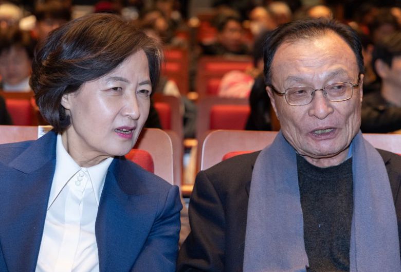 추미애 전 법무부 장관과 이해찬 더불어민주당 상임고문이 30일 오후 서울 종로구 조계사 전통문화예술공연장에서 열린 '장하리' 출판기념회에서 대화를 하고 있다. 2023.11.30/뉴스1