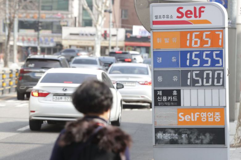 지난 17일 서울의 한 주유소 유가정보. 연합뉴스