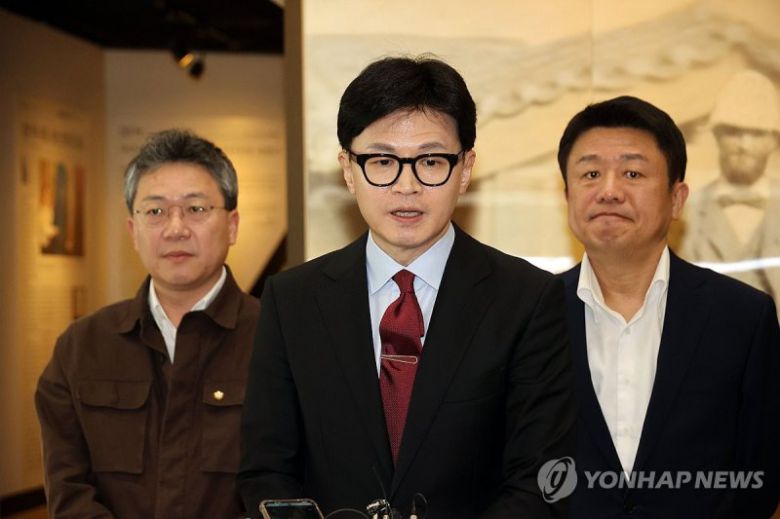 국민의힘 한동훈 비상대책위원장이 24일 오후 서울 서대문구 신촌세브란스병원에서 열린 전국의대교수협의회 회장단 간담회에 참석 후 취재진의 질문에 답하고 있다. 사진=연합뉴스