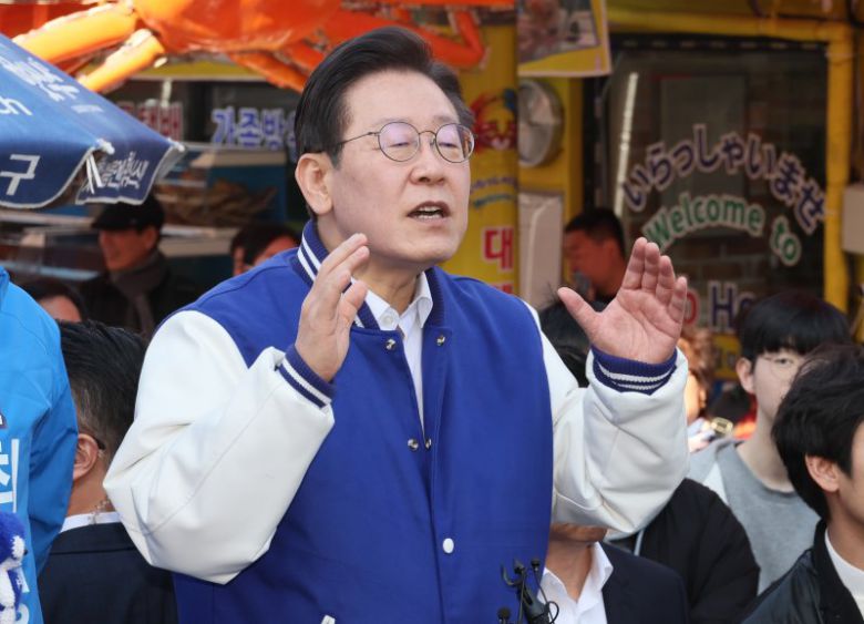 이재명 더불어민주당 대표가 15일 오후 부산 기장군 기장시장에서 현장 기자회견을 하고 있다. 공동취재단