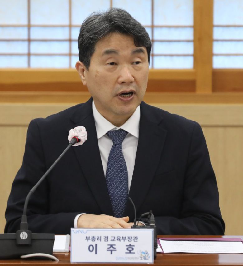 이주호 사회부총리 겸 교육부 장관이 25일 오후 경남 진주시 경상국립대학교 칠암캠퍼스 대학본부에서 열린 의대 운영대학 현장 간담회에서 발언을 하고 있다. 뉴스1