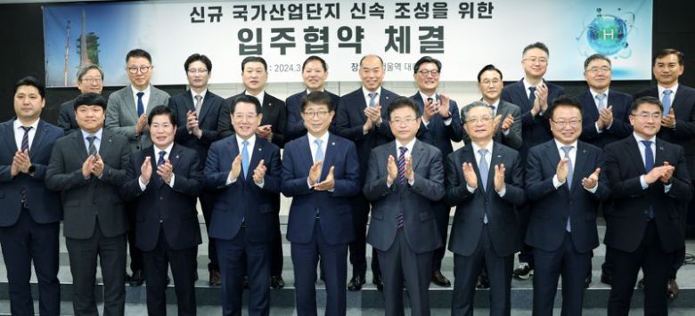 김영록 전남도지사(사진 왼쪽에서 네 번째)가 26일 서울역 대회의실에서 우주발사체 국가산업단지 기업 수요 확정을 위한 '우주발사체 국가산업단지 입주협약식'에서 내빈들과 기념촬영을 하고 있다. 전남도 제공