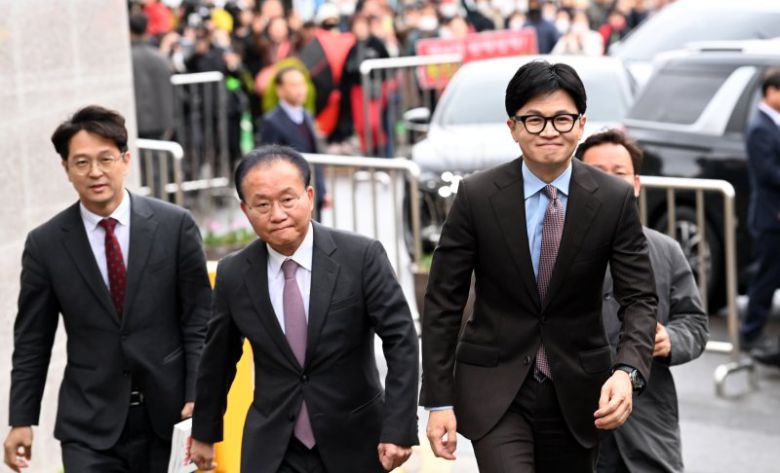 한동훈 국민의힘 총괄선거대책위원장과 윤재옥 원내대표가 26일 오전 대구 달성군 박근혜 전 대통령의 사저를 예방하고 있다. /사진=뉴스1