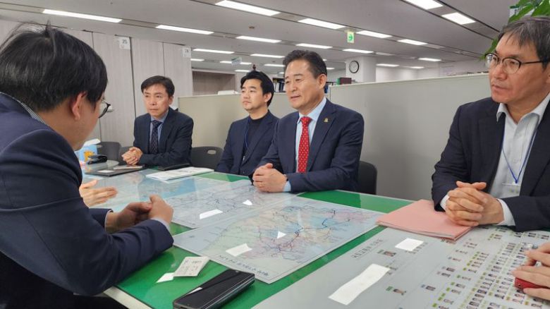 신영재 홍천군수(사진 오른쪽 두번째)가 27일 국토교통부 철도투자개발과를 방문, 용문~홍천철도 예타통과 필요성에 대해 설명하고 있다. 홍천군 제공