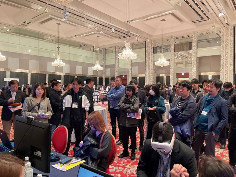 메타버스 플랫폼 칼리버스가 지난 26일 일본 도쿄타워 프린스 호텔에서 개최한 단독 쇼케이스에 행사 참여자들이 칼리버스를 체험하고 있다. 칼리버스 제공