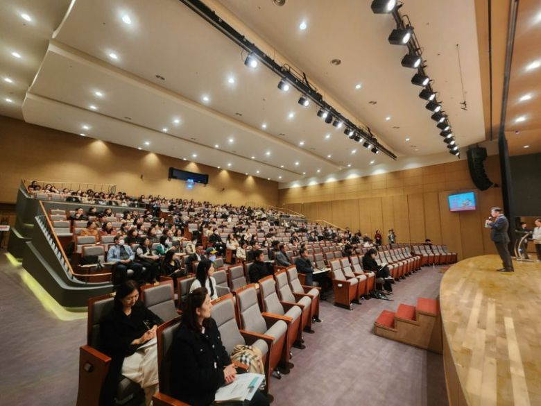 지난 26일 오후 서울 서초구 반포심산아트홀에서 열린 중소사업장 중대재해처벌법 설명회에서 참석자들이 전문강사의 교육을 듣고 있다. 서울시 제공