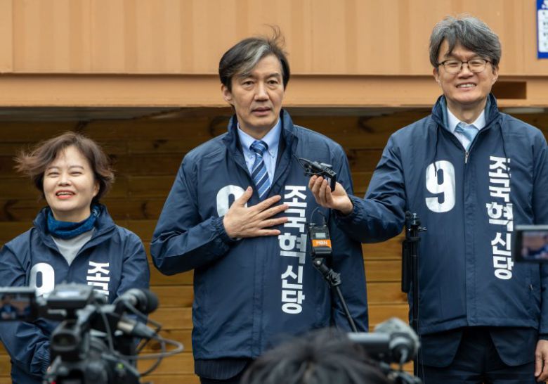 조국 조국혁신당 대표가 29일 충남 천안 고속버스터미널 인근에서 시민들에게 지지를 호소하고 있다. 뉴스1