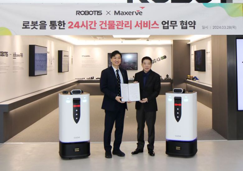 서병수 로보티즈 대표(왼쪽)가 지난 28일 손재익 맥서브 대표와 로봇을 통한 24시간 건물관리 서비스 업무 협약을 맺고 기념촬영을 하고 있다. 로보티즈 제공