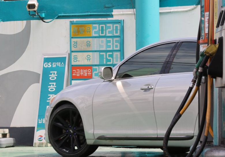 24일 서울 시내 한 주유소 앞에 휘발유 가격이 게시돼 있다. 사진=연합뉴스