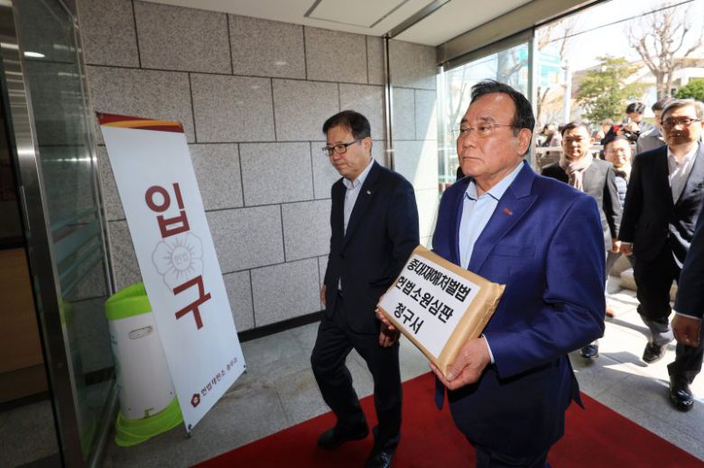 1일 오전 서울 종로구 헌법재판소 앞에서 열린 중소기업·건설·경제단체 중대재해처벌법 헌법소원 청구 기자회견을 마치고 배조웅 중소기업중앙회 수석부회장(오른쪽 첫번째)과 정윤모 상근부회장 등이 중대재해처벌법 헌법소원심판 청구서를 제출하기 위해 민원실로 향하고 있다. 뉴시스