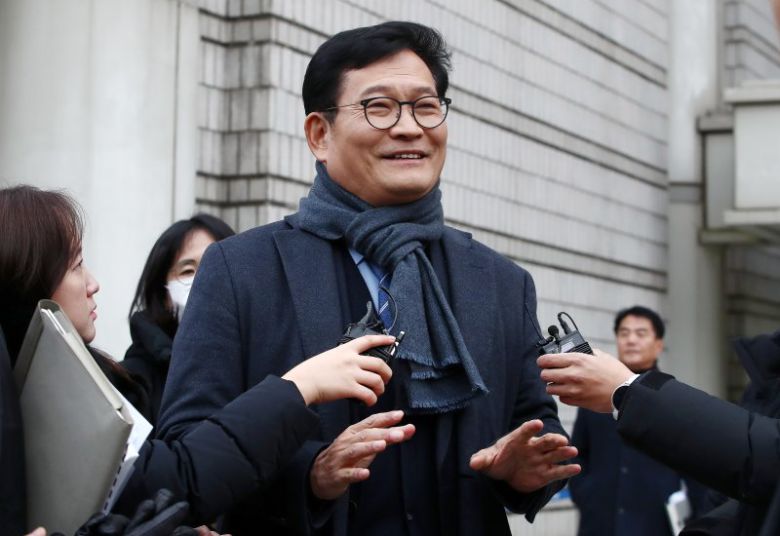 '더불어민주당 전당대회 돈 봉투 살포'에 관여한 혐의를 받는 송영길 전 대표가 지난해 12월 18일 오후 서울 서초구 서울중앙지방법원에서 열린 구속 전 피의자 심문(영장실질심사)을 마치고 법원을 나서며 취재진 질문에 답하고 있다. 뉴스1