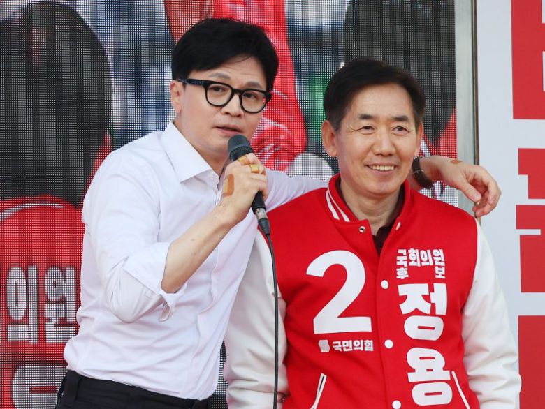 충남 당진 지원유세 나선 한동훈 비대위원장 (당진=연합뉴스) 한종찬 기자 = 국민의힘 한동훈 비상대책위원장 겸 총괄 선거대책위원장이 2일 충남 당진전통시장 앞에서 정용선(충남 당진시) 후보에 대한 지지를 호소하고 있다. 2024.4.2 saba@yna.co.kr (끝)