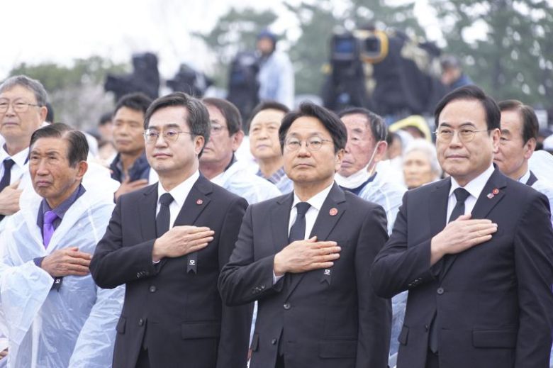 강기정 광주광역시장이 3일 제주시 4·3평화공원에서 열린 제76주년 제주 4·3 희생자 추념식에 참석해 국민의례를 하고 있다.광주광역시 제공