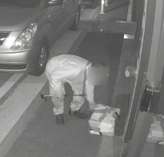 매장 앞에 배달된 식자재가 하룻밤 사이 없어졌다는 한 자영업자의 황당한 사연이 올라왔다. A씨가 첨부한 CCTV 사진.사진='아프니까 사장이다' 캡처