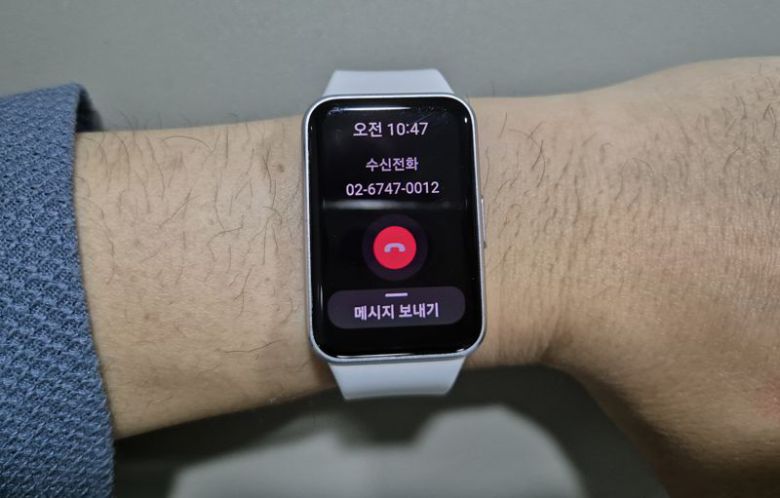 갤럭시 핏3는 전화가 올 때 전화 끊기와 함께 메시지 보내기가 가능하지만 전화 받기는 불가능하다. 사진=구자윤 기자