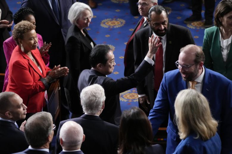 미국을 국빈방문한 기시다 후미오 일본 총리가 11일(현지시각) 워싱턴DC 국회의사당에서 열린 상하원 합동회의에서 연설하기 위해 입장하고 있다. 뉴시스