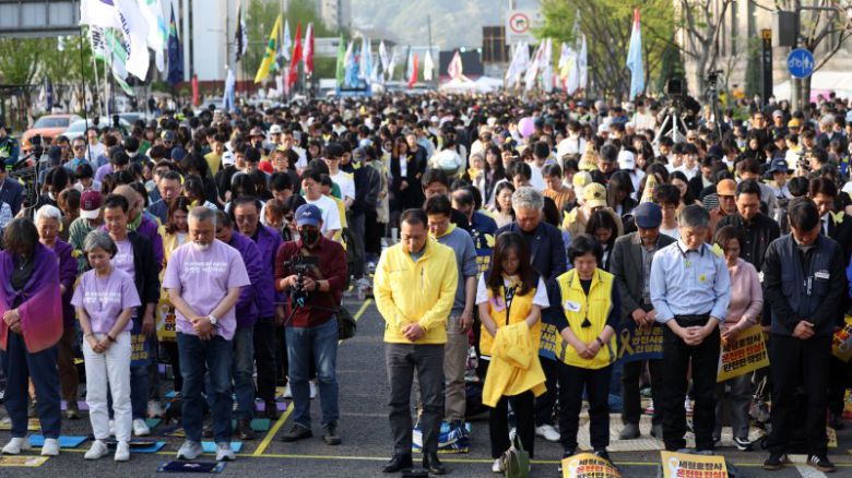 [서울=뉴시스] 김선웅 기자 = 13일 서울 중구 세종대로에서 열린 4.16 세월호 참사 10주기 기억문화제에서 참석자들이 희생자 추모 묵념을 하고 있다. 2024.04.13. mangusta@newsis.com <저작권자ⓒ 공감언론 뉴시스통신사. 무단전재-재배포 금지.> /사진=뉴시스화상